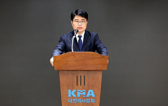 Lim Hyun-taek, president-elect of the Korea Medical Association, addresses his victory speech on Tuesday at the headquarters of the association in Yongsan District, central Seoul. His term will begin in May. [NEWS1]