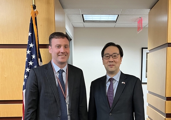 Lee Jun-il, right, South Korea's deputy nuclear envoy, and U.S. Deputy Special Representative for North Korea Lyn Debevoise pose for a photo before the inaugural meeting of the South Korea-U.S. bilateral Enhanced Disruption Task Force in Washington on Tuesday.