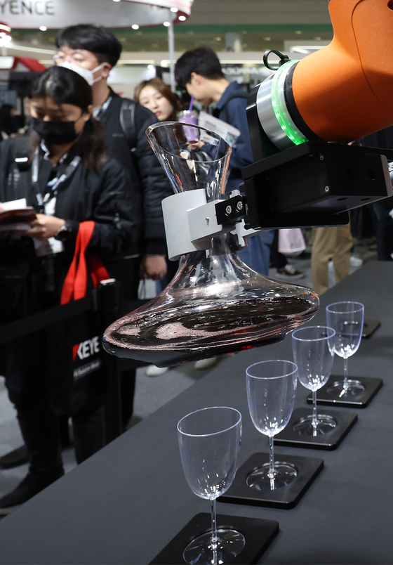 Hanwha Robotics displays its sommelier robotic arm at the Smart Factory + Automation World 2024 trade show held at Coex in southern Seoul on Wednesday. The show runs through Friday. [YONHAP]