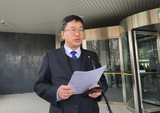 Kim Jae-hoon, ambassador to Australia Lee Jong-sup's lawyer, speaks to reporters at the government complex in Gwacheon, Gyeonggi, on Wednesday. [YONHAP]