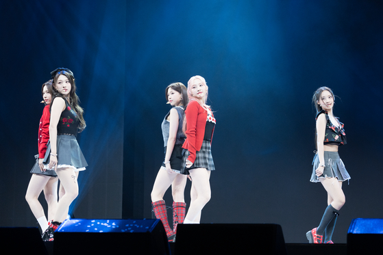Rookie girl group Rescene performs ″YoYo,″ a B-side track from its debut EP, ″Re:Scene,″ at a press showcase held Tuesday at Yes24 Live Hall in Gwangjin District, eastern Seoul [CHO YONG-JUN]