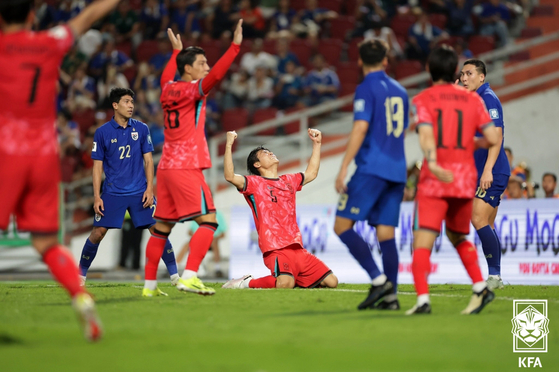 Korea's Park Jin-seop, center, celebrates after scoring his first goal for Korea during a World Cup qualifier against Thailand at Rajamangala Stadium in Bangkok on Tuesday.  [NEWS1]