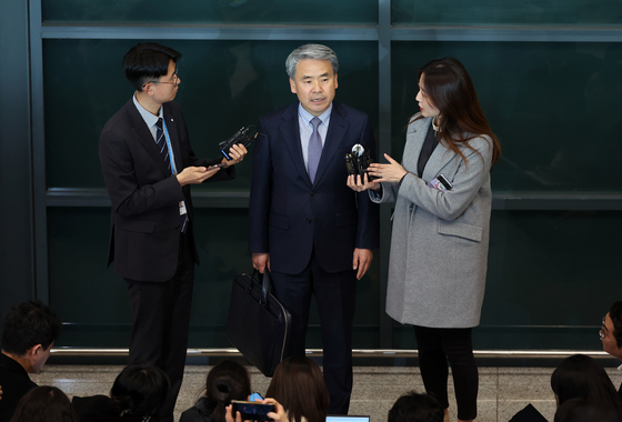 Ambassador to Australia Lee Jong-sup answers questions from reporters in Incheon International Airport after his arrival from Canberra, on March 21, 2024. [YONHAP]