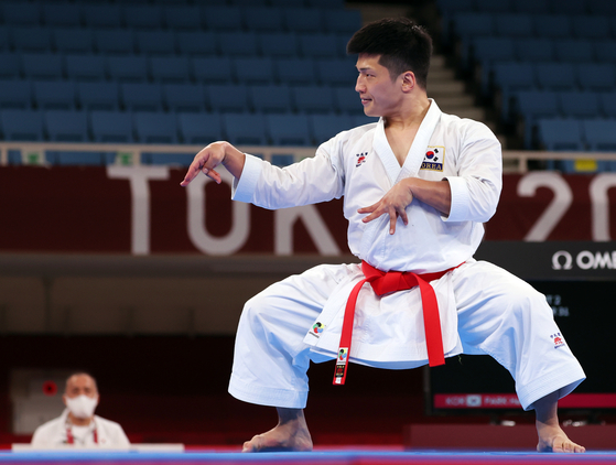 Korea's Park Hee-jun competes at the men's kata bronze medal match at the 2020 Tokyo Olympics in August 2021. [YONHAP]