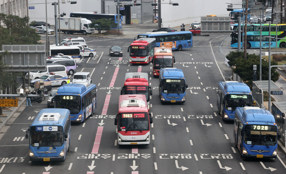 Buses pass the Seoul Station Bus Transfer Center in downtown Seoul on Thursday afternoon after the bus labor union ended its 11-hour general strike. The Seoul Bus Labor Union and management came to a wage agreement at 3:10 p.m. Thursday, according to the Seoul Metropolitan Government. [YONHAP] 