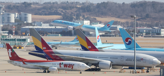 Planes are parked at Incheon International Airport. [NEWS1]