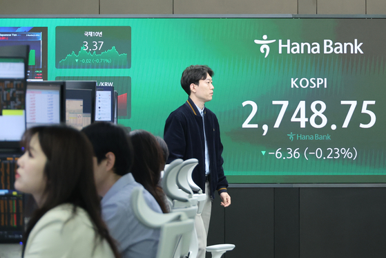 A screen in Hana Bank's trading room in central Seoul shows the stock market price as it opens on Thursday. [YONHAP]
