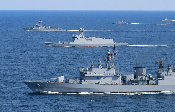 Battleships from the Korea Navy's Second Fleet conduct an anti-ship live-fire drill in the East Sea on Wednesday. [YONHAP]