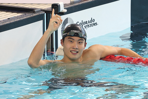 Hwang Sun-woo celebrates after finishing the men's 200-meter freestyle race at the national squad selection contest at Gimcheon Swimming Pool in Gimcheon, North Gyeongsang on Tuesday. [YONHAP]