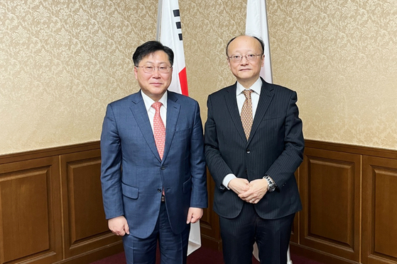 Korean Deputy Finance Minister for International Affairs Choi Ji-young, left, poses with his Japanese counterpart Masato Kanda after their meeting at the Japanese Finance Ministry in Tokyo on March 8. Choi is the richest Korean official listed in the annual report released by the Government Ethics Committee on Thursday. [FINANCE MINISTRY]