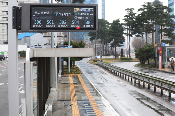 An empty bus stop near Seoul Station in downtown Seoul on Thursday morning. Intracity bus drivers went on strike the same day after failing to reach an agreement with management on wage hikes. [YONHAP] 