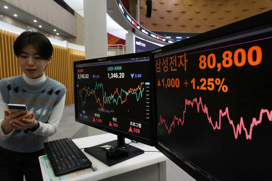 Shares of Samsung Electronics closed at 80,800 won ($59.77) Tuesday on strong purchasing from foreign investors. It is the first time for the tech behemoth's stocks have closed above the 80,000-won mark since December in 2021. [NEWS1]
