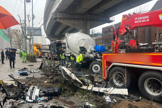 Police and authorities clean up the accident, which occurred on Friday morning in Seongbuk District, northern Seoul. [NEWS1]