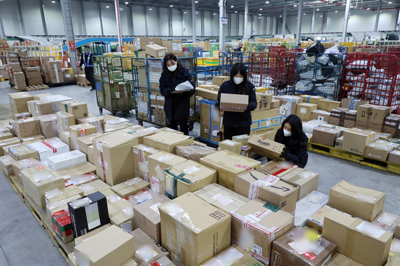 Customs officials look at products purchased directly by Korean consumers from overseas e-commerce platforms at Incheon International Airport's logistics center in Incheon on Nov. 11. [NEWS1]