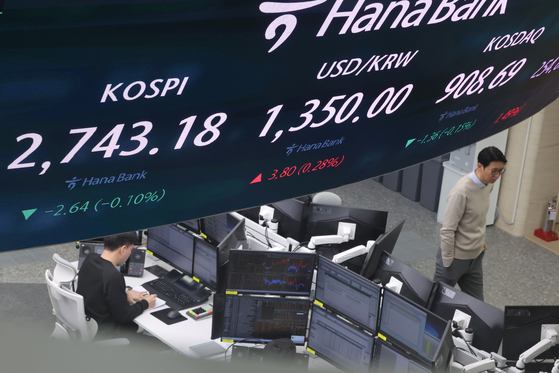 A screen in Hana Bank's trading room in central Seoul shows the stock market price as it opens on Friday. [YONHAP]
