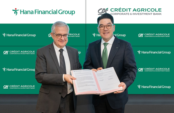 Hana Financial Group Vice Chairman Lee Eun-hyung, right, and Credit Agricole CIB CEO Xavier Musca pose for a photo during a signing ceremony held in Montrouge, France on Wednesday. [HANA FINANCIAL GROUP]