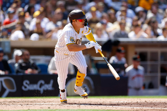 Kim Ha-seong of the San Diego Padres hits a single in the fifth inning during an Opening Day game against the San Francisco Giants at Petco Park on Thursday in San Diego, California. [AFP/YONHAP]