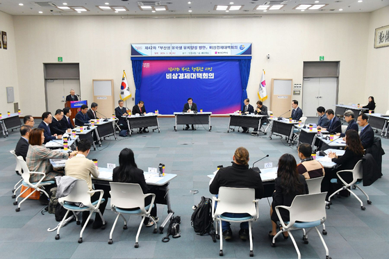 Busan Mayor Park Heong-joon, center, discusses the city's Study Busan 30K project at the Busan City Hall in Yeonje District, Busan, on Thursday. [BUSAN METROPOLITAN GOVERNMENT] 