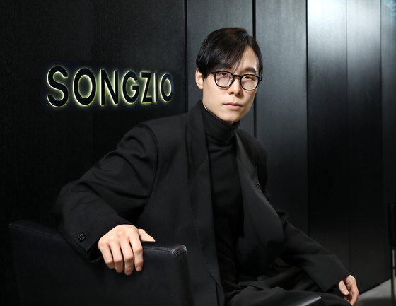 Jay Song, CEO and creative director of Songzio, met with the Korea JoongAng Daily at the Songzio International headquarters in Seongdong District, eastern Seoul, last month. [PARK SANG-MOON]