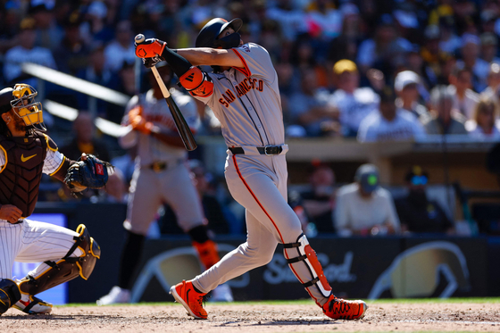 San Francisco Giants' Lee Jung-hoo hits an RBI sacrifice fly in the seventh inning during an Opening Day game against the San Diego Padres at Petco Park on Thursday in San Diego, California. [AFP/YONHAP]