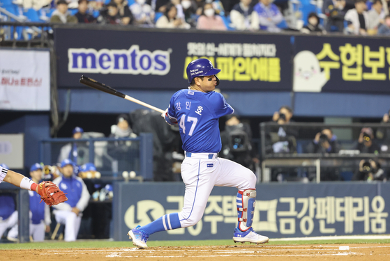 Samsung Lions' Kang Min-ho hits a single at the top of the second inning during a game against the LG Twins on Thursday at Jamsil Baseball Stadium in southern Seoul. [YONHAP]