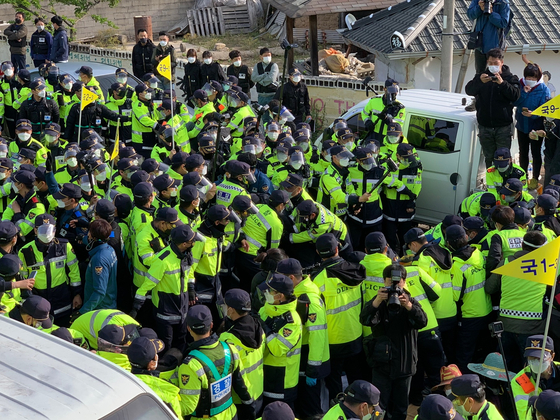 Residents of Seongju, North Gyeongsang, clash with police on April 28, 2021, as they try to block a road being used by the South Korean military to deliver equipment to the U.S. Terminal High Altitude Area Defense base. [KIM JUNG-SEOK]
