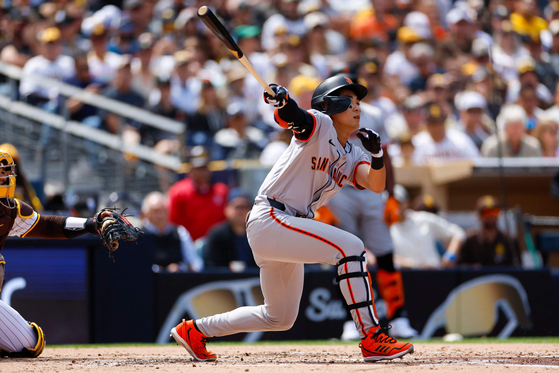 Lee Jung-hoo of the San Francisco Giants hits a line out in the third inning during an Opening Day game against the San Diego Padres at Petco Park on Thursday in San Diego, California. [AFP/YONHAP]