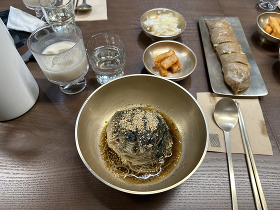 Memil Danpyeon's main menu includes memil makguksu (cold noodles) with perilla oil, memil jeonbyeong (crepes) and its special makgeolli. [SEO JI-EUN]