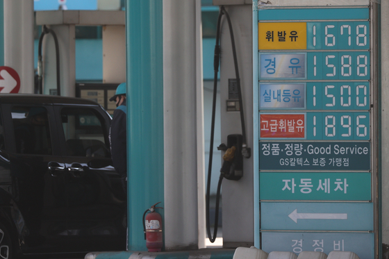 Gasoline sells at 1,678 won ($1.25) per liter on Sunday afternoon in Seoul. [YONHAP]