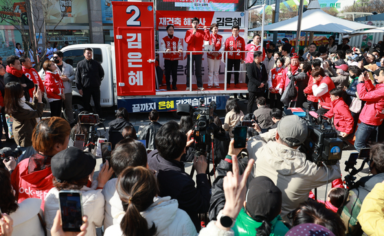 People Power Party interim chief Han Dong-hoon, center left, holds a rally in support of Kim Eun-hye, center right, a former senior presidential secretary for public relations who is running for the Bundang-B District seat, near Ori Station in Seongnam, Gyeonggi, Sunday. [YONHAP]