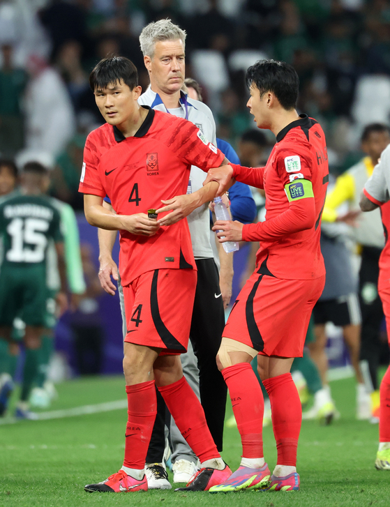Son Heung-min speaks with Kim Min-jae as they prepare for extra time in the round of 16 match between Korea and Saudi Arabia at the 2023 AFC Asian Cup held at the Allyan Education City Stadium in Qatar on Jan. 31. [NEWS1]