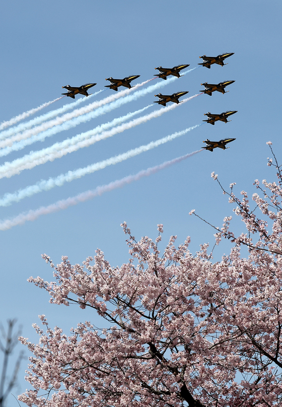 The Korean Air Force’s Black Eagles aerobatic team soars over Mapo Bridge in western Seoul during an air show celebrating the Yeongdeungpo Yeouido Spring Flower Festival on Sunday with cherry blossom season in bloom. The annual cherry blossom festival kicked off on Friday and runs through Tuesday. [NEWS1]