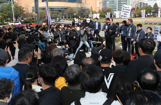 Former Justice Minister Cho Kuk of the Rebuilding Korea Party speaks at a press conference in Changwon, South Gyeongsang, on Sunday. [NEWS1]