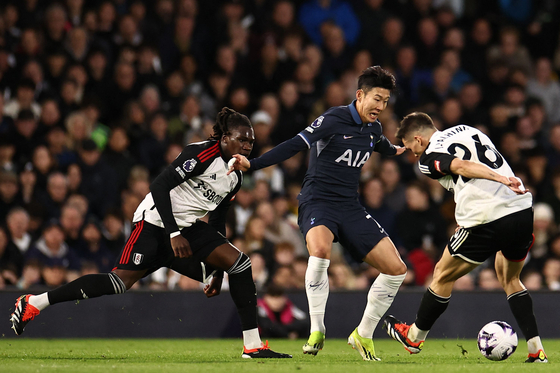 Tottenham Hotspur's Son Heung-Min, center, vies for the ball during a match against Fulham at Craven Cottage in London, England on March 16. [AFP/YONHAP]