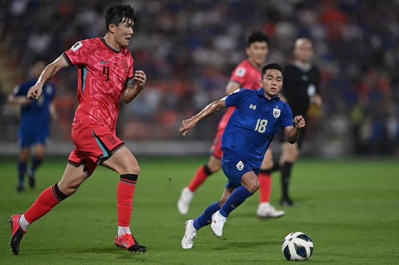 26일 태국 방콕 라자망갈라 국립경기장에서 열린 2025년 월드컵 예선에서 한국 선수 김민재(왼쪽)가 태국 미드필더 차나팁 송크라신과 공을 다투고 있다. [AFP/YONHAP]