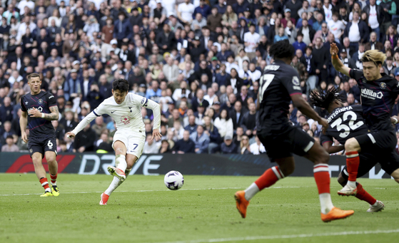 Tottenham Hotspur's Son Heung-Min, second from left, scores his sides second goal during a Premier League match against Luton Town at Tottenham Hotspur Stadium in London on Saturday.  [AP/YONHAP]