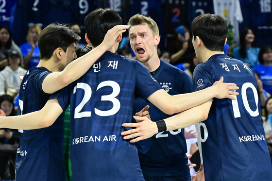 The Incheon Korean Air Jumbos celebrate during a 2023-24 V League championship game against Ansan OK Financial Group Okman at Gyeyang Gymnasium in Incheon on Sunday. [YONHAP] 