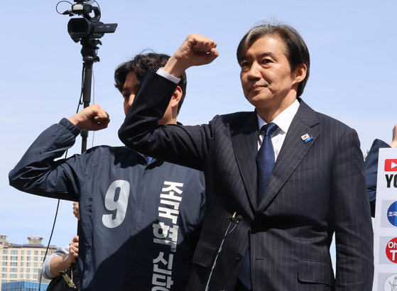 Cho Kuk, chief of the Rebuilding Korea Party and the former justice minister, greets voters in Changwon, South Gyeongsang, on Sunday. [YONHAP] 