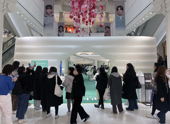 Visitors at boy band Seventeen's pop-up store at the Shinsegae Department Store Gangnam branch in southern Seoul on March 12 [YONHAP]