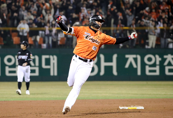 Lim Jong-chan of the Hanwha Eagles rounds the bases after hitting a walk-off home run at the bottom of the ninth inning during a game against the KT Wiz at Hanwha Life Eagles Park in Daejeon on Friday.  [NEWS1]