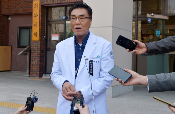 Bae Jang-whan, head professor of the emergency committee of the Chungbuk National University Hospital speaks in a press conference held in front of the university's medical school in North Chungcheong on Monday. [KIM SUNG-TAE]