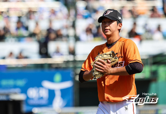 Rookie pitcher Hwang Jun-seo starts for the Hanwha Eagles against the KT Wiz at Hanwha Life Eagles Park in Daejeon on Sunday.  [YONHAP]