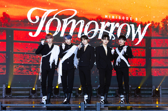 Members of boy band Tomorrow X Together pose for photos during a showcase held on Monday at the Hwajeong Gymnasium in Korea University, central Seoul, for the release of the band's sixth EP "minisode 3: Tomorrow." [BIGHIT MUSIC]
