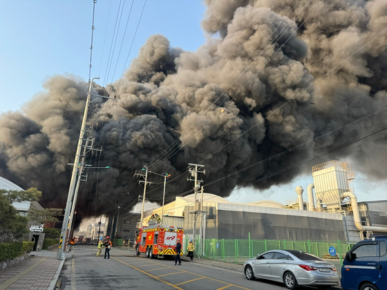 De la fumée noire s'élève d'un entrepôt de stockage de sacs dans le district de Seo, à Incheon, après qu'il a pris feu lundi à 15h57.  L'incendie a détruit plusieurs bâtiments, dont des usines voisines.  Trois personnes ont été blessées et deux ont été transférées vers un hôpital voisin.  (ACTUALITÉ1)