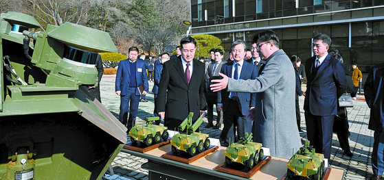 Defense Minister Shin Won-sik, left, is briefed on artificial intelligence-based manned-unmanned teaming systems at the Agency for Defense Development in Daejeon, on Jan. 12. [YONHAP]