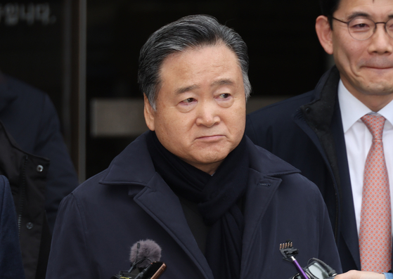 SPC Group Chairman Hur Young-in leaves the Seoul Central District Court in southern Seoul in February after the his charges related to instructing the sale of affiliate shares at a lower price to evade gift taxes were cleared. [YONHAP]