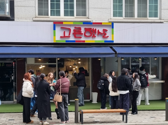 Students line up in front of Goreun Haetsal, a restaurant selling bunsik, or Korean snack food, near Korea University. [PARK JONG-SUH]