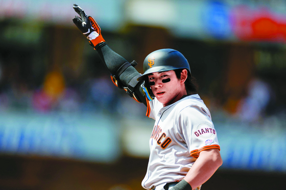 Lee Jung-hoo of the San Francisco Giants gestures after hitting a single in the fifth inning during an Opening Day game against the San Diego Padres at Petco Park in San Diego on March 28.  [AFP/YONHAP]