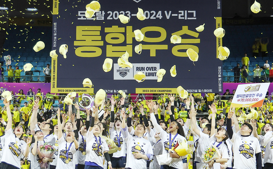 Suwon Hyundai Engineering & Construction Hillstate celebrate winning the 2023-24 V League Championship after a 3-2 win over the Heungkuk Life Insurance Pink Spiders at Incheon Samsan World Gymnasium in Incheon on Monday. [NEWS1]