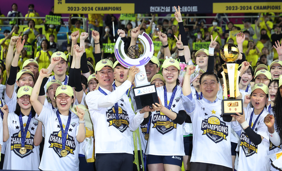 Suwon Hyundai Engineering & Construction Hillstate's Yang Hyo-jin, center right, poses with the Championship trophy after winning the 2023-24 V League Championship at Incheon Samsan World Gymnasium in Incheon on Monday. [NEWS1] 